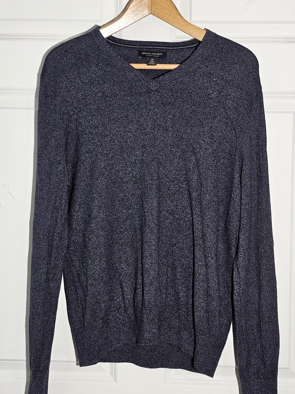 Banana Republic Luxury Blend V-Neck Sweater Men’s M Gray 75% Silk Cashmere